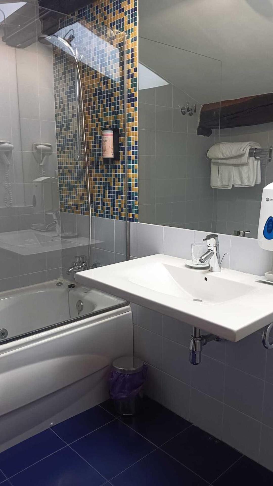 Gastro Hotel La Giraldilla Lierganes Room photo